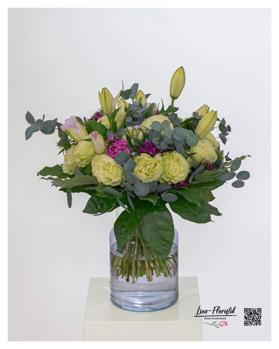 Exklusiver Blumenstrauß mit hellgrünen Ecuador Rosen, rosa gefüllten Lilien, Bartnelken in kräftigem Violett und frischem Eukalyptus – rund gebunden mit edlem, dunkelgrünem Blattwerk.