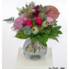 Moderner Blumenstrauß mit pinken Rosen, rosa Hortensien, Anthurie, Mohnkapseln, Nelken, rotem Ammi, Eukalyptus und verschiedenen Grünsorten – üppig arrangiert.