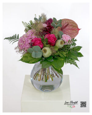 Moderner Blumenstrauß mit pinken Rosen, rosa Hortensien, Anthurie, Mohnkapseln, Nelken, rotem Ammi, Eukalyptus und verschiedenen Grünsorten – üppig arrangiert.