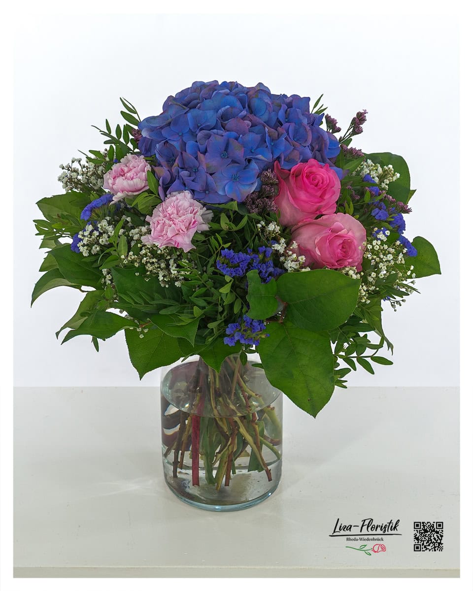 Blumenstrauß mit blauer Hortensie, pinken Rosen, rosa Nelken, Schleierkraut und Statice – sommerliches Arrangement aus frischen Schnittblumen, liebevoll gebunden von Liza-Floristik in Rheda-Wiedenbrück.