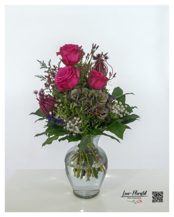 Stilvoll gebundener Blumenstrauß mit pinken Rosen, grün-violetter Hortensie, weißem Schleierkraut, Ammi, violetter Statice und Strandflieder – ideal für besondere Anlässe oder als hochwertiges Blumengeschenk.