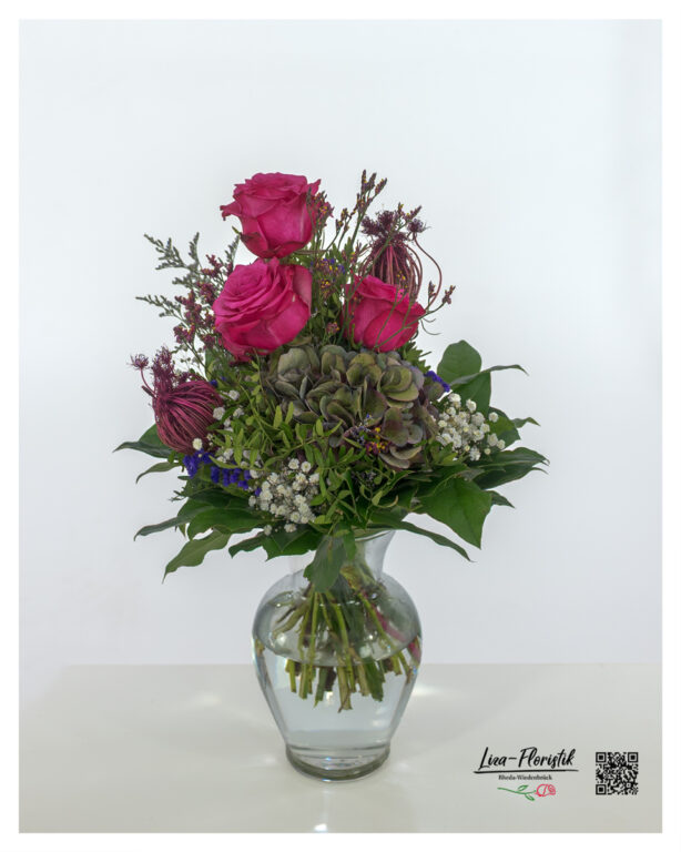 Stilvoll gebundener Blumenstrauß mit pinken Rosen, grün-violetter Hortensie, weißem Schleierkraut, Ammi, violetter Statice und Strandflieder – ideal für besondere Anlässe oder als hochwertiges Blumengeschenk.
