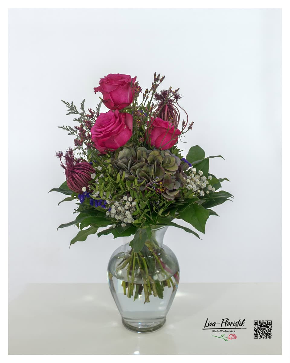 Stilvoll gebundener Blumenstrauß mit pinken Rosen, grün-violetter Hortensie, weißem Schleierkraut, Ammi, violetter Statice und Strandflieder – ideal für besondere Anlässe oder als hochwertiges Blumengeschenk.