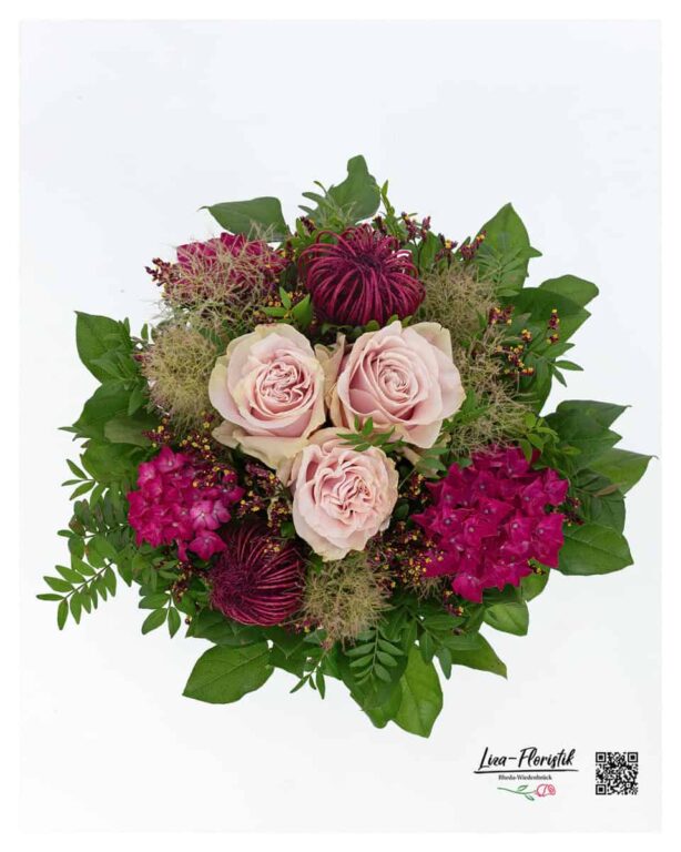 Eleganter Blumenstrauß mit großblütigen rosa Ecuador Rosen, intensiven Hortensien in Pink, violettem Statice, feinem Perückenstrauch und gefärbtem Ami als raffiniertem Akzent – eingebettet in üppiges Grün.