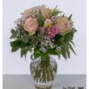 Eleganter Blumenstrauß mit 5 rosa Rosen, Lisianthus, feinem Schleierkraut und frischem Eukalyptus, liebevoll arrangiert in harmonischen Pastelltönen
