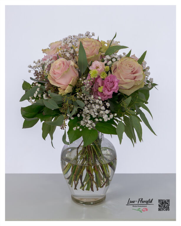 Eleganter Blumenstrauß mit 5 rosa Rosen, Lisianthus, feinem Schleierkraut und frischem Eukalyptus, liebevoll arrangiert in harmonischen Pastelltönen