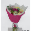 Blumenstrauß mit verschiedenen Rosen, Nelken, Lisianthus, Kamille und Eukalyptus, dekorativ gebunden und in pinkfarbener Manschette arrangiert.