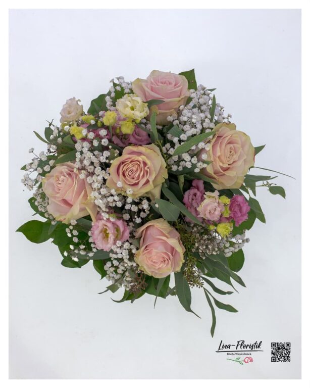 Hochwertiger Blumenstrauß aus 5 zartrosa Rosen, kombiniert mit Lisianthus, lockerem Schleierkraut und frischem Eukalyptus, stilvoll arrangiert für besondere Anlässe