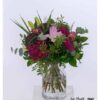 Opulenter Blumenstrauß mit Rosen, Celosien, Angelica Giga, Nadelkissenprotea, Lilien und Eukalyptus – elegant gebunden in harmonischen Farben.