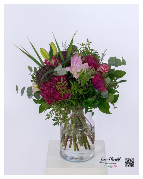Opulenter Blumenstrauß mit Rosen, Celosien, Angelica Giga, Nadelkissenprotea, Lilien und Eukalyptus – elegant gebunden in harmonischen Farben.