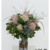 Üppiger Blumenstrauß aus zarten rosa Rosen, cremefarbener Hortensie, filigranem Ziergras, weißem Schleierkraut und grünen Ligusterbeeren