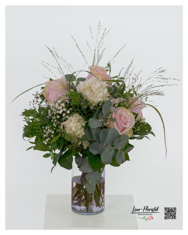 Üppiger Blumenstrauß aus zarten rosa Rosen, cremefarbener Hortensie, filigranem Ziergras, weißem Schleierkraut und grünen Ligusterbeeren