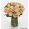 Runder Blumenstrauß aus 40 cremefarbenen und roséfarbenen Rosen, locker ergänzt mit feinen violett-grauen Akzenten