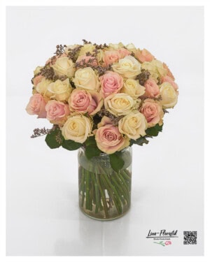 Runder Blumenstrauß aus 40 cremefarbenen und roséfarbenen Rosen, locker ergänzt mit feinen violett-grauen Akzenten