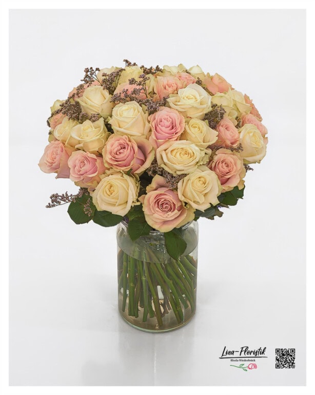 Runder Blumenstrauß aus 40 cremefarbenen und roséfarbenen Rosen, locker ergänzt mit feinen violett-grauen Akzenten