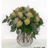Blumenstrauß mit cremefarbenen Rosen der Sorte Mondial, kombiniert mit frischem Eukalyptus und feinem Schleierkraut, elegant gebunden und hochwertig arrangiert.