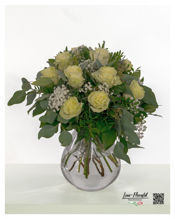 Blumenstrauß mit cremefarbenen Rosen der Sorte Mondial, kombiniert mit frischem Eukalyptus und feinem Schleierkraut, elegant gebunden und hochwertig arrangiert.