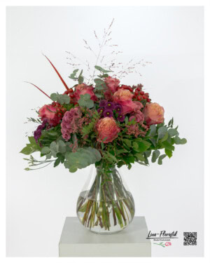 Strauß mit pfirsichfarbenen Rosen und Celosia