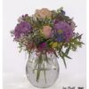 Imposanter Blumenstrauß mit Rosen, violetten Hortensien, luftigem Schleierkraut, Eukalyptus, Statice, Disteln und leuchtendem Rittersporn.