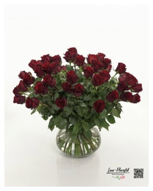 Luxuriöser Strauß aus 40 tiefroten Premium Rosen, dicht gebunden und frisch arrangiert – perfekte Wahl für besondere Anlässe und elegante Liebesgrüße