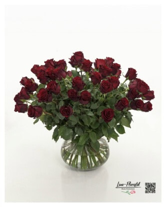 Luxuriöser Strauß aus 40 tiefroten Premium Rosen, dicht gebunden und frisch arrangiert – perfekte Wahl für besondere Anlässe und elegante Liebesgrüße