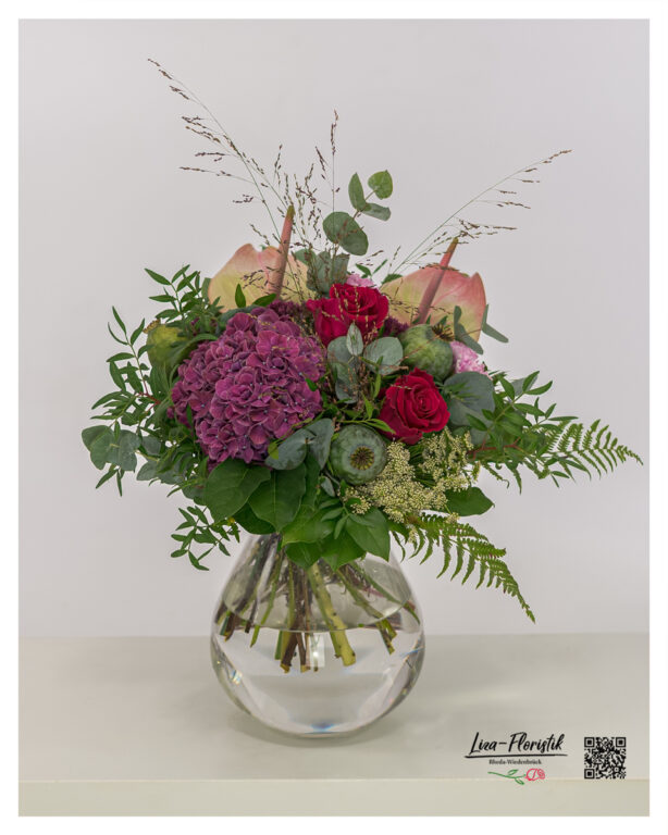 Ausdrucksstarker Blumenstrauß mit Rosen, Hortensien und Anthurien