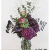 Blumenstrauß in Violett und Rosé – mit Hortensien, Rosen, Eukalyptus, Eichenlaub, Sedum, Statice und feinen Gräsern. Ein eleganter Mix aus warmen Herbstfarben und leichter Natürlichkeit.