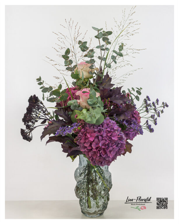 Blumenstrauß in Violett und Rosé – mit Hortensien, Rosen, Eukalyptus, Eichenlaub, Sedum, Statice und feinen Gräsern. Ein eleganter Mix aus warmen Herbstfarben und leichter Natürlichkeit.
