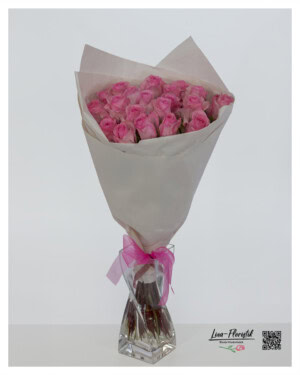 20 Ecuador-Rosen der Sorte Jet Set in strahlendem Pink – das perfekte Geburtstagsgeschenk für Menschen, die das Leben in vollen Zügen genießen.