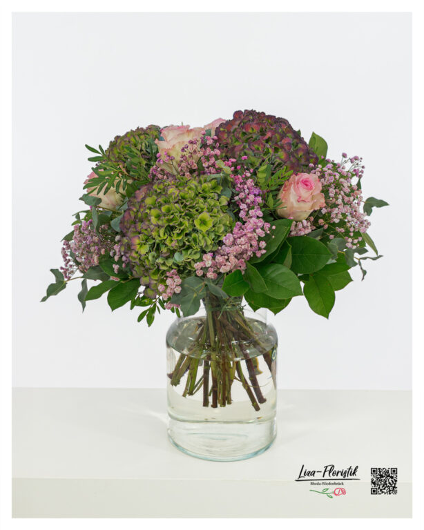 Romantische Floristik mit Hortensien, Rosen und Eukalyptus