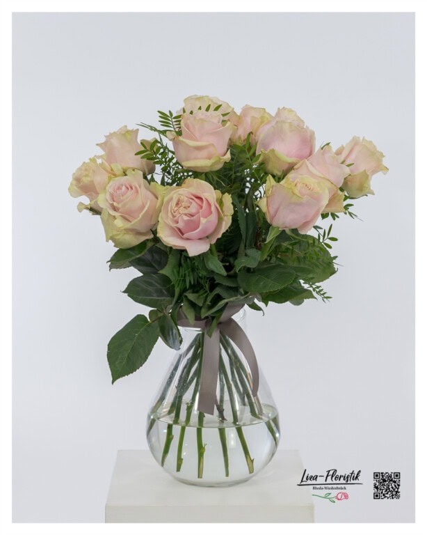 Rosa Rosenstrauß mit 12 Blüten – perfekt zum Geburtstag