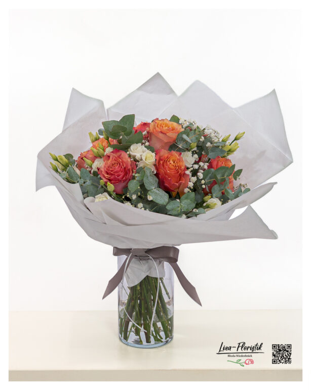 Apricot Blumenstrauß mit Rosen und Lisianthus in warmem Korallton, eingebettet in Eukalyptus und Schleierkraut