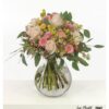 Zarter Blumenstrauß mit Rosen und Lisianthus in Pastelltönen, harmonisch rund gebunden, mit sanft-romantischer Ausstrahlung.