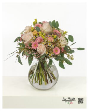 Zarter Blumenstrauß mit Rosen und Lisianthus in Pastelltönen, harmonisch rund gebunden, mit sanft-romantischer Ausstrahlung.