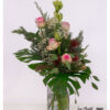 Ausdrucksstarker Blumenstrauß mit rosa Rosen, Protea und Amaryllis in warmem Herbstflair