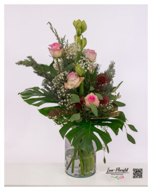 Ausdrucksstarker Blumenstrauß mit rosa Rosen, Protea und Amaryllis in warmem Herbstflair