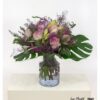 Großzügiger Blumenstrauß mit rosa Rosen, weißer Amaryllis, Monstera-Blättern, Olivenzweigen und pinkem Strandflieder