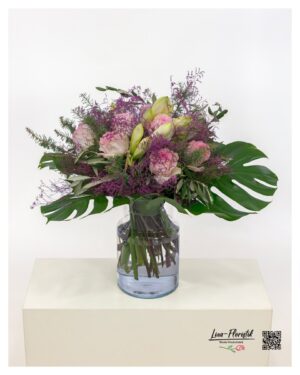 Großzügiger Blumenstrauß mit rosa Rosen, weißer Amaryllis, Monstera-Blättern, Olivenzweigen und pinkem Strandflieder
