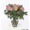 Locker gebundener Strauß mit rosa Rosen, weißem Schleierkraut und frischem Eukalyptus in natürlicher Arrangement-Form
