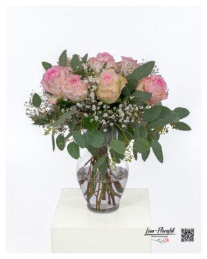 Locker gebundener Strauß mit rosa Rosen, weißem Schleierkraut und frischem Eukalyptus in natürlicher Arrangement-Form