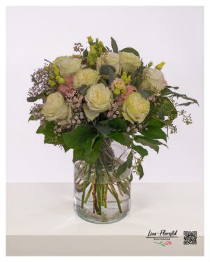 Zarter Strauß mit Ecuador Rosen in Creme, Rosa und frischem Grün – luftig gebunden, modern und elegant