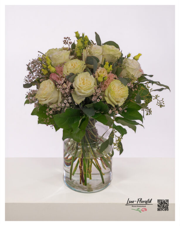 Zarter Strauß mit Ecuador Rosen in Creme, Rosa und frischem Grün – luftig gebunden, modern und elegant