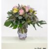 Zartes Bouquet in Rosa und Creme mit üppigem Grün und feinen weißen Akzenten, locker und elegant gebunden