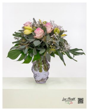 Zartes Bouquet in Rosa und Creme mit üppigem Grün und feinen weißen Akzenten, locker und elegant gebunden