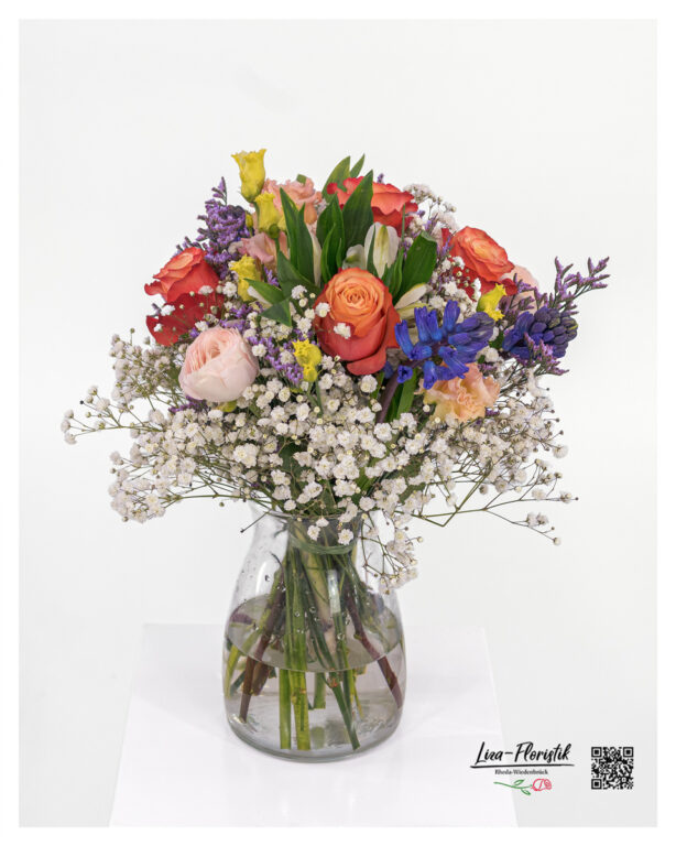 Buntes Bouquet mit Rosen und Hyazinthen in Orange, Rosa, Blau und Violett, locker und harmonisch gebunden.