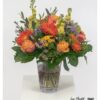 Frische Farben - Blumenstrauß in Orange, Gelb und Violett, eingerahmt von sattem Grün mit frischer Ausstrahlung.