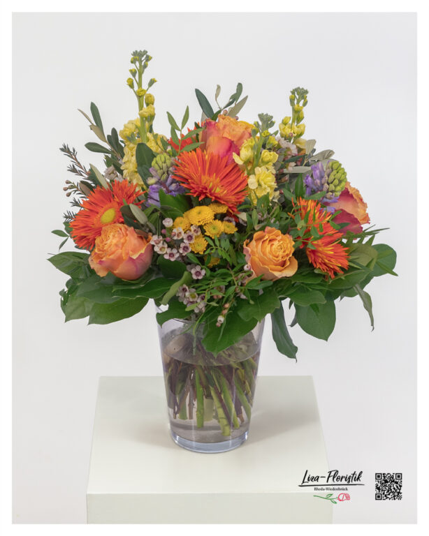 Frische Farben - Blumenstrauß in Orange, Gelb und Violett, eingerahmt von sattem Grün mit frischer Ausstrahlung.