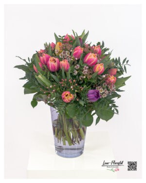 Moderner Tulpenstrauß mit Waxflower und dezentem Grün