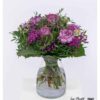 Romantischer Blumenstrauß mit lila Rosen, Nelken, Schleierkraut und Kamille in verschiedenen Violetttönen
