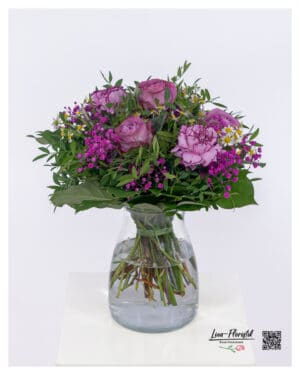 Romantischer Blumenstrauß mit lila Rosen, Nelken, Schleierkraut und Kamille in verschiedenen Violetttönen